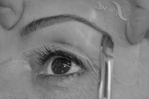 maquilaje cejas sombra compacta