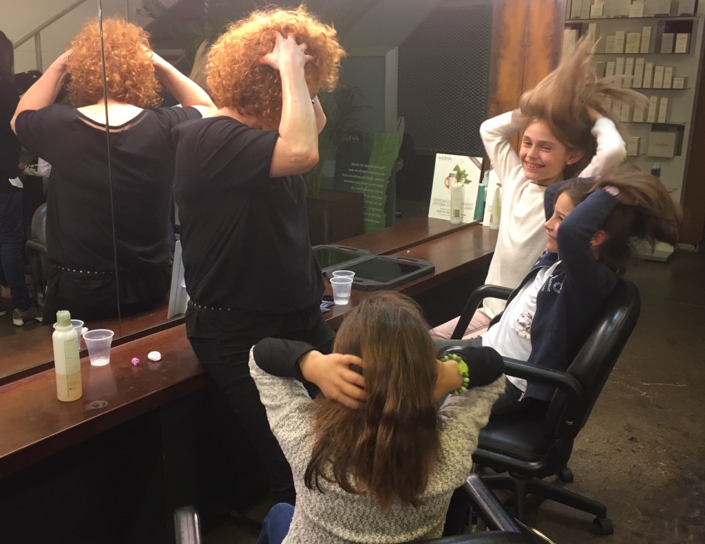 Gloria enseñando como lavar el cabello