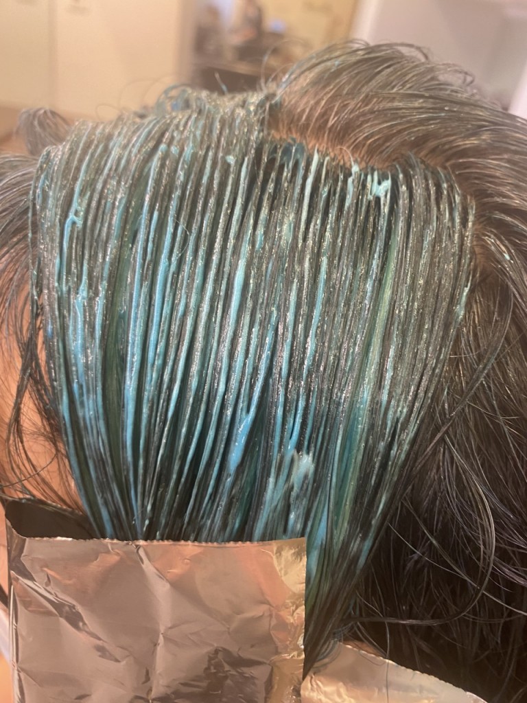 HAIR CONTOURING con bloques de color azul